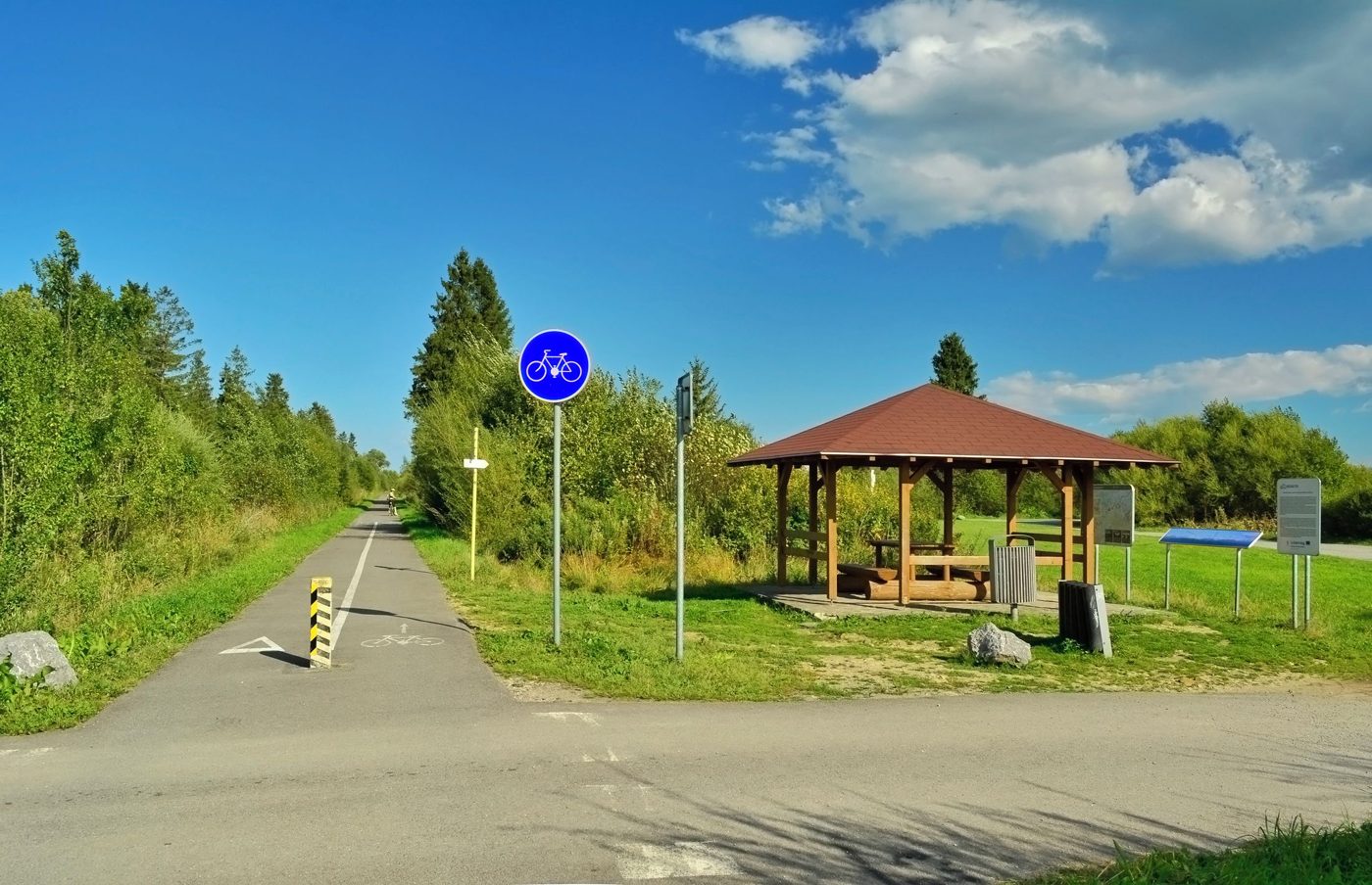 Asphaltierter Radweg mit Rastplatz und Holzpavillon