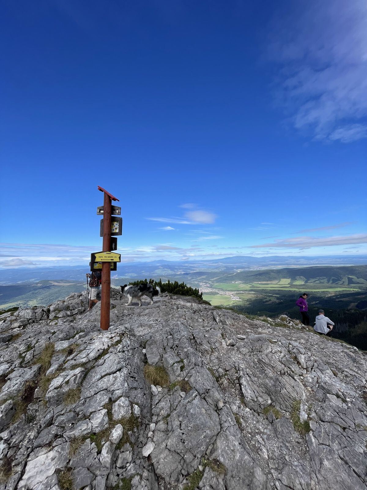 Turistický smerovník na skalnatom vrchole
